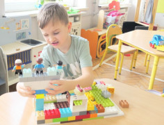 Chłopiec podczas układania klocków lego