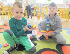 Dwaj chłopcy prezentują modle ułożone z klocków lego