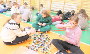 Trzy dziewczyny układają klocki lego