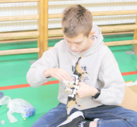 Chłopiec układa klocki lego