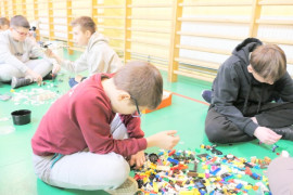 Dwaj chłopcy układają klocki lego