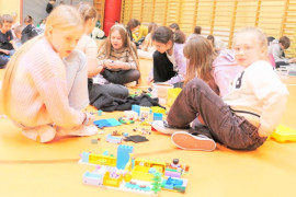 Dziewczynki układają klocki lego