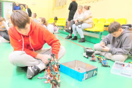 Chłopcy układają klocki lego