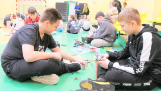 Chłopcy układają klocki lego