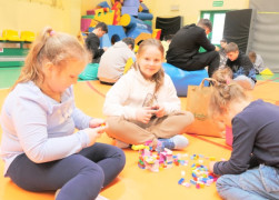 Dziewczynki układają klocki lego