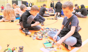 Dwaj chłopcy układają klocki lego