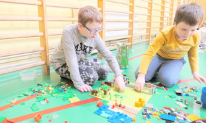 Dwaj chłopcy podczas układania klocków lego