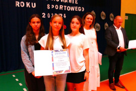 Grupa dziewcząt - dwie z nich trzymają dyplom 