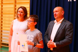 Dwie dorosłe osoby i chłopiec 