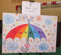 Praca konkursowa. Widoczny kolorowy parasol 