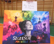 Praca graficzna. Widoczna m.in. uśmiechnięta kobieta