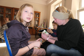 Kobieta i dziewczynka siedzą naprzeciwko siebie i rozmawiają