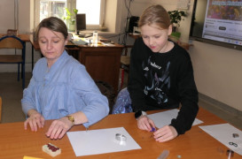 Kobieta i dziewczynka podczas robienia ozdób z gliny polimerowej 