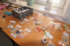 Ozdoby z gliny polimerowej ułożone na stole 