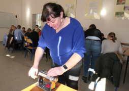 Kobieta podczas przygotowywania masy do robienia ozdobnych kolczyków 
