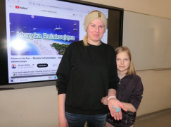 Kobieta i dziewczynka prezentują wykonane przez siebie ozdoby