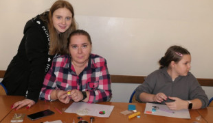 Kobieta i dwie dziewczynki - uczestniczki warsztatów plastycznych 
