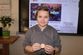 Dziewczynka prezentuje wykonanie przez siebie ozdoby