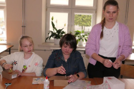 Dwie kobiety i dziewczynka. Uczestniczki warsztatów decoupage