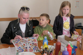 Kobieta i dwoje dzieci. Uczestnicy warsztatów decoupage