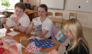 Trzy kobiety podczas robienia ozdobnych pudełek 