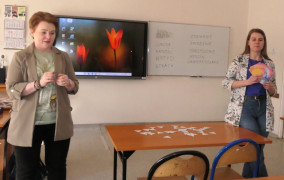 Dwie kobiety stoją obok siebie. Kobiety prowadzą zajęcia 