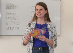 Kobieta w kolorowej marynarce podczas prowadzenia warsztatów