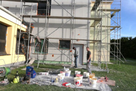 Budynek zastawiony rusztowaniami. Trwa remont elewacji 