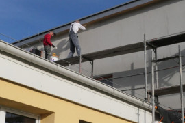 Panowie na rusztowaniach. Trwa remont elewacji budynku 