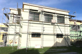 Budynek zastawiony rusztowaniami. Trwa remont elewacji obiektu