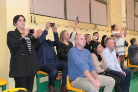 Grupa osób siedząca obok siebie