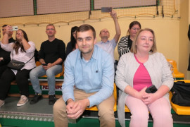 Grupa osób siedząca obok siebie