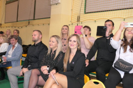 Grupa osób siedząca obok siebie