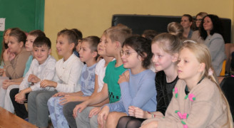 Grupa dzieci siedząca obok siebie