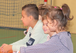 Dzieci siedzące obok siebie