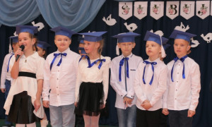 Pierwszoklasiści podczas akademii szkolnej 