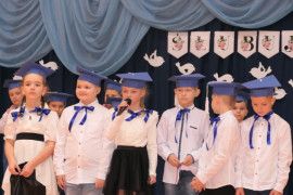 Pierwszoklasiści podczas akademii szkolnej 
