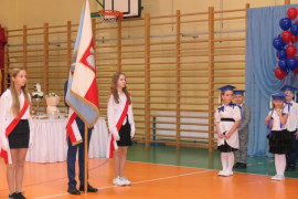 Szkolny poczet sztandarowy i uczniowie 