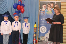 Kobieta i trzech chłopców w granatowych biretach na głowie 