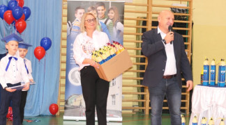Mężczyzna, kobieta i dzieci. Mężczyzna przemawia 