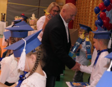 Mężczyzna i kobieta podczas wręczania dzieciom upominków