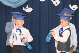 Chłopcy w granatowych biretach na głowie