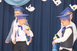 Chłopcy w granatowych biretach na głowie 