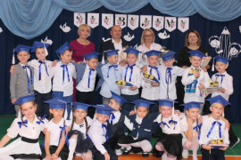 Grupa osób na wspólnym zdjęciu: dorośli i dzieci 