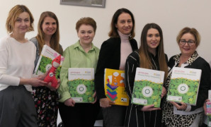 Sześć Pań stoi obok siebie. Panie trzymają w ręku Apteczki Pierwszej Pomocy Emocjonalnej 