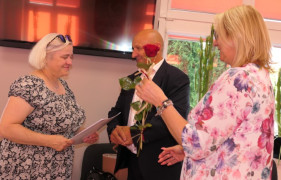 Dwie kobiety i mężczyzna. Moment wręczania gratulacji. 