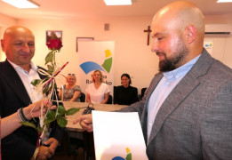 Dwaj mężczyźni. Moment wręczania awansu na wyższy stopień 