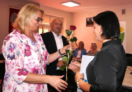 Dwie kobiety i mężczyzna. Moment awansu zawodowego