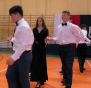 Uczniowie tańczą poloneza