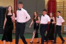 Uczniowie tańczą "Poloneza" 
